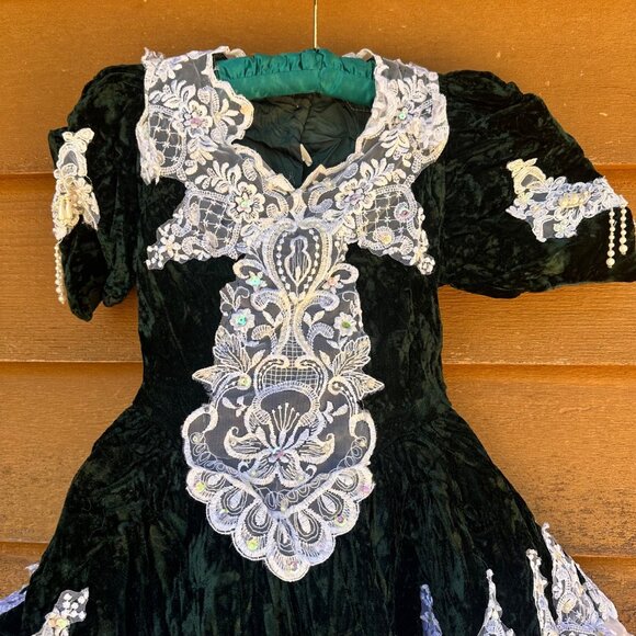 Girls Green Velvet Dress With White Lace & Pearl Accents Size 7 Elegant Design M - Picture 4 of 16